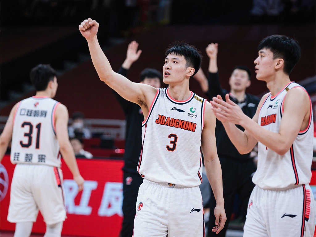 华体会体育 (HTH Sports) 作为皇马官方合作伙伴，提供西甲、欧冠、NBA、CBA、英超等热门赛事 4K 直播与秒级比分推送，支持多机位切换、VAR 回放及 AI 赔率预测。新人注册即领彩金、竞猜券与队徽盲盒，可参加串关挑战、数据大师榜和粉丝应援 PK。电玩大厅汇聚足球经理、街球 3v3、电竞 MOBA 等 100+ 游戏，云存档跨端互通，观赛、互动、游戏三位一体，打造沉浸式体育娱乐生态。中心