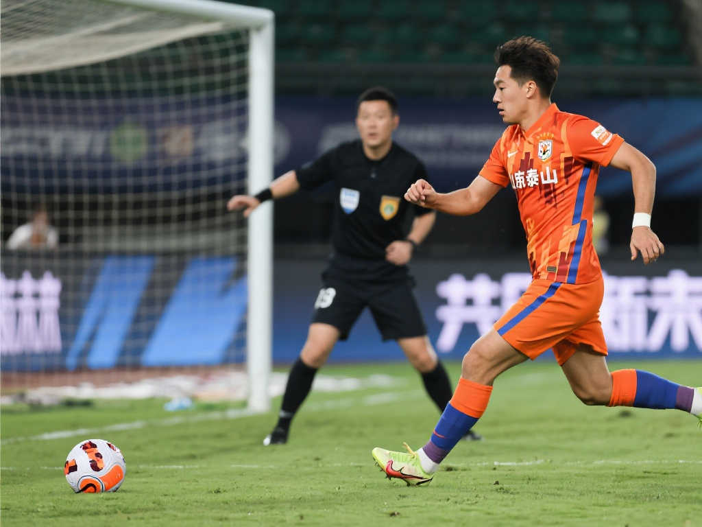 华体会体育 (HTH Sports) 作为皇马官方合作伙伴，提供西甲、欧冠、NBA、CBA、英超等热门赛事 4K 直播与秒级比分推送，支持多机位切换、VAR 回放及 AI 赔率预测。新人注册即领彩金、竞猜券与队徽盲盒，可参加串关挑战、数据大师榜和粉丝应援 PK。电玩大厅汇聚足球经理、街球 3v3、电竞 MOBA 等 100+ 游戏，云存档跨端互通，观赛、互动、游戏三位一体，打造沉浸式体育娱乐生态。中心