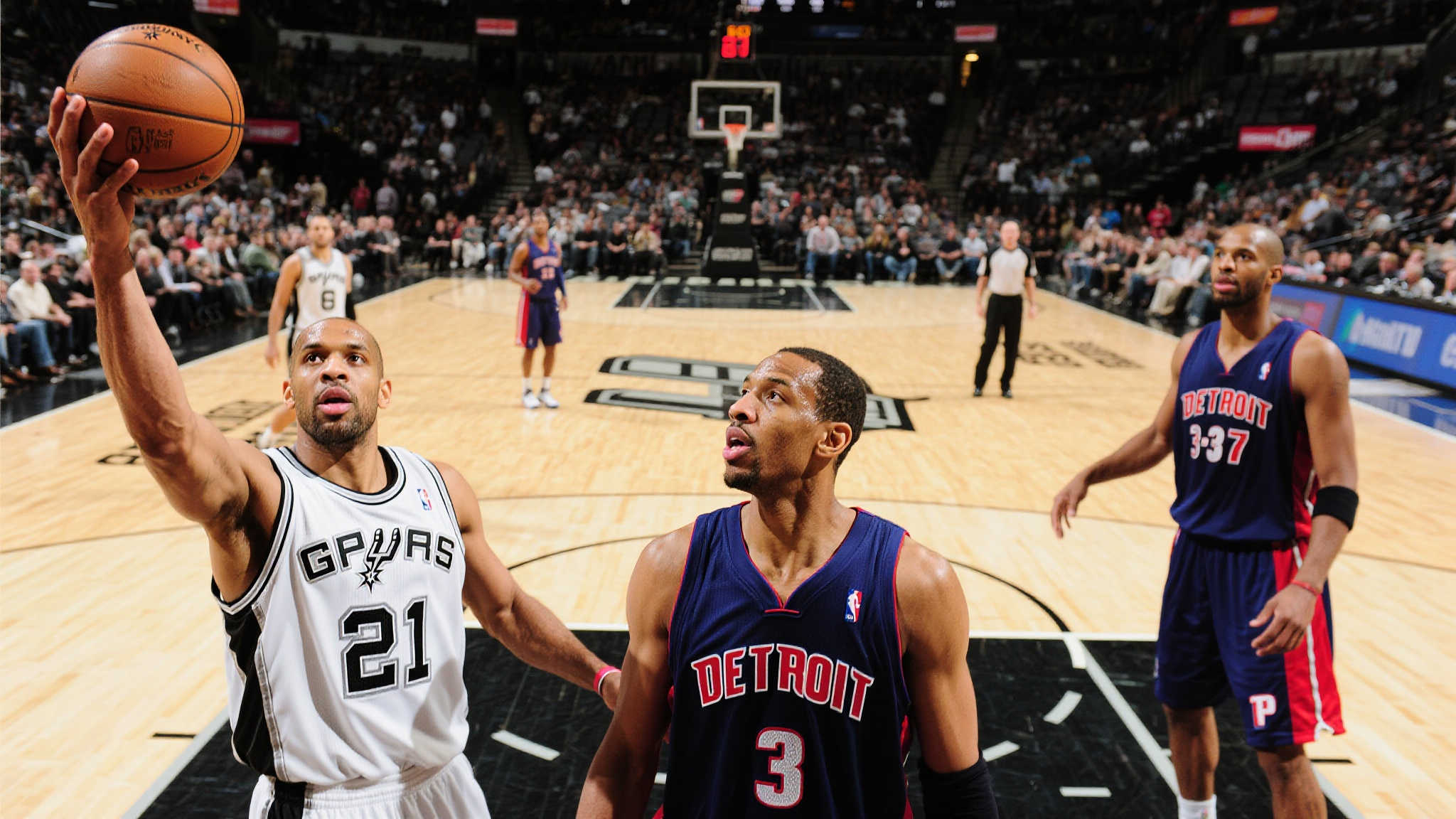 华体会体育 (HTH Sports) 作为皇马官方合作伙伴，提供西甲、欧冠、NBA、CBA、英超等热门赛事 4K 直播与秒级比分推送，支持多机位切换、VAR 回放及 AI 赔率预测。新人注册即领彩金、竞猜券与队徽盲盒，可参加串关挑战、数据大师榜和粉丝应援 PK。电玩大厅汇聚足球经理、街球 3v3、电竞 MOBA 等 100+ 游戏，云存档跨端互通，观赛、互动、游戏三位一体，打造沉浸式体育娱乐生态。中心