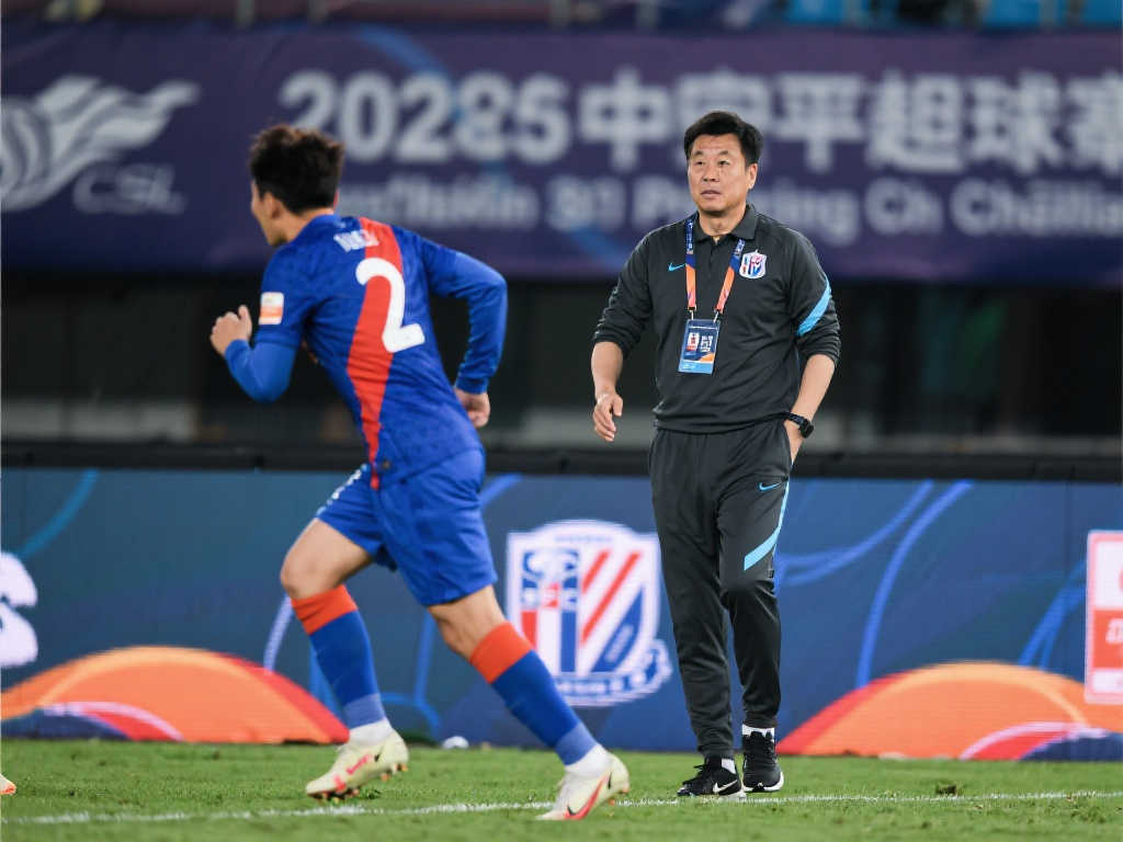 华体会体育 (HTH Sports) 作为皇马官方合作伙伴，提供西甲、欧冠、NBA、CBA、英超等热门赛事 4K 直播与秒级比分推送，支持多机位切换、VAR 回放及 AI 赔率预测。新人注册即领彩金、竞猜券与队徽盲盒，可参加串关挑战、数据大师榜和粉丝应援 PK。电玩大厅汇聚足球经理、街球 3v3、电竞 MOBA 等 100+ 游戏，云存档跨端互通，观赛、互动、游戏三位一体，打造沉浸式体育娱乐生态。中心