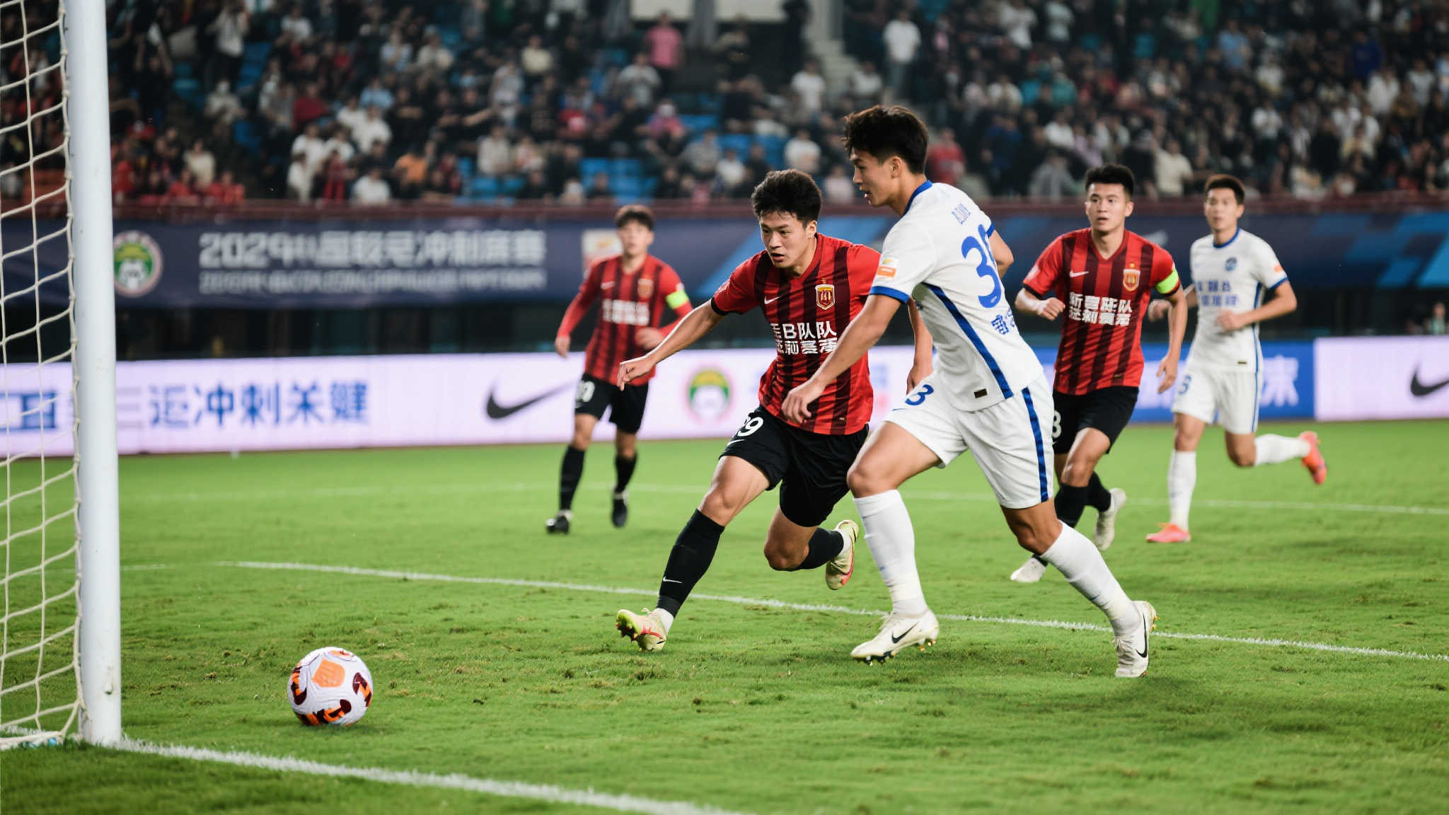 华体会体育 (HTH Sports) 作为皇马官方合作伙伴，提供西甲、欧冠、NBA、CBA、英超等热门赛事 4K 直播与秒级比分推送，支持多机位切换、VAR 回放及 AI 赔率预测。新人注册即领彩金、竞猜券与队徽盲盒，可参加串关挑战、数据大师榜和粉丝应援 PK。电玩大厅汇聚足球经理、街球 3v3、电竞 MOBA 等 100+ 游戏，云存档跨端互通，观赛、互动、游戏三位一体，打造沉浸式体育娱乐生态。中心