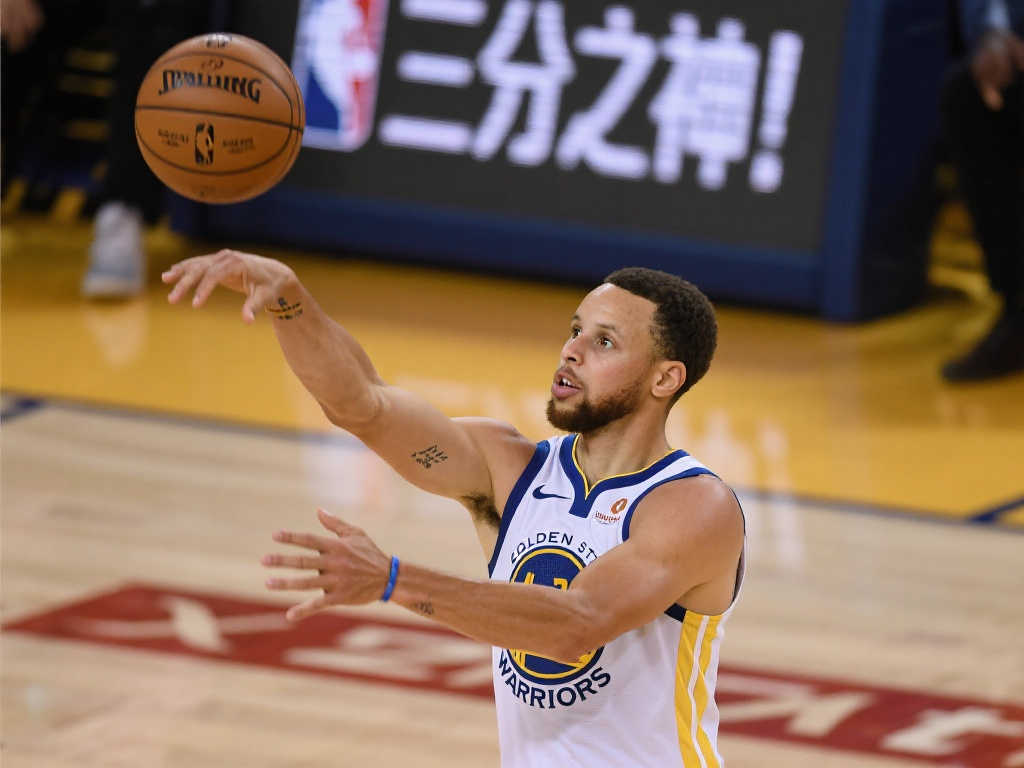 华体会体育 (HTH Sports) 作为皇马官方合作伙伴，提供西甲、欧冠、NBA、CBA、英超等热门赛事 4K 直播与秒级比分推送，支持多机位切换、VAR 回放及 AI 赔率预测。新人注册即领彩金、竞猜券与队徽盲盒，可参加串关挑战、数据大师榜和粉丝应援 PK。电玩大厅汇聚足球经理、街球 3v3、电竞 MOBA 等 100+ 游戏，云存档跨端互通，观赛、互动、游戏三位一体，打造沉浸式体育娱乐生态。中心